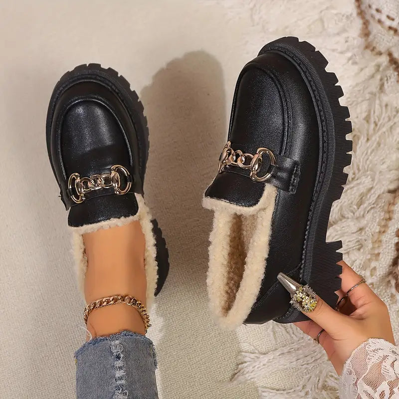 Mia | Modische schwarze Loafers mit Kette für den Frühling