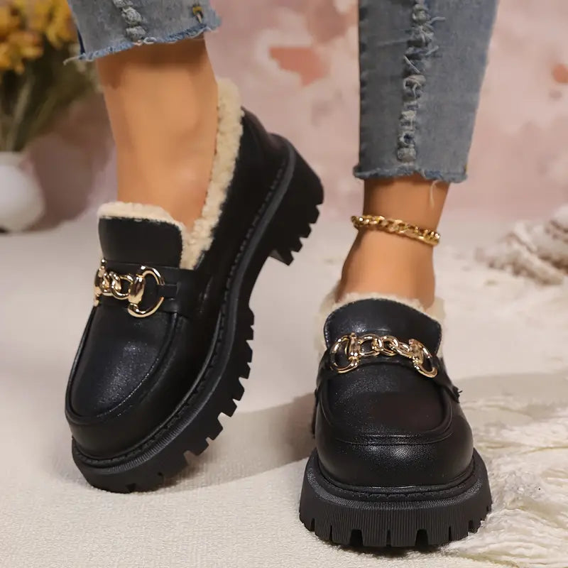 Mia | Modische schwarze Loafers mit Kette für den Frühling