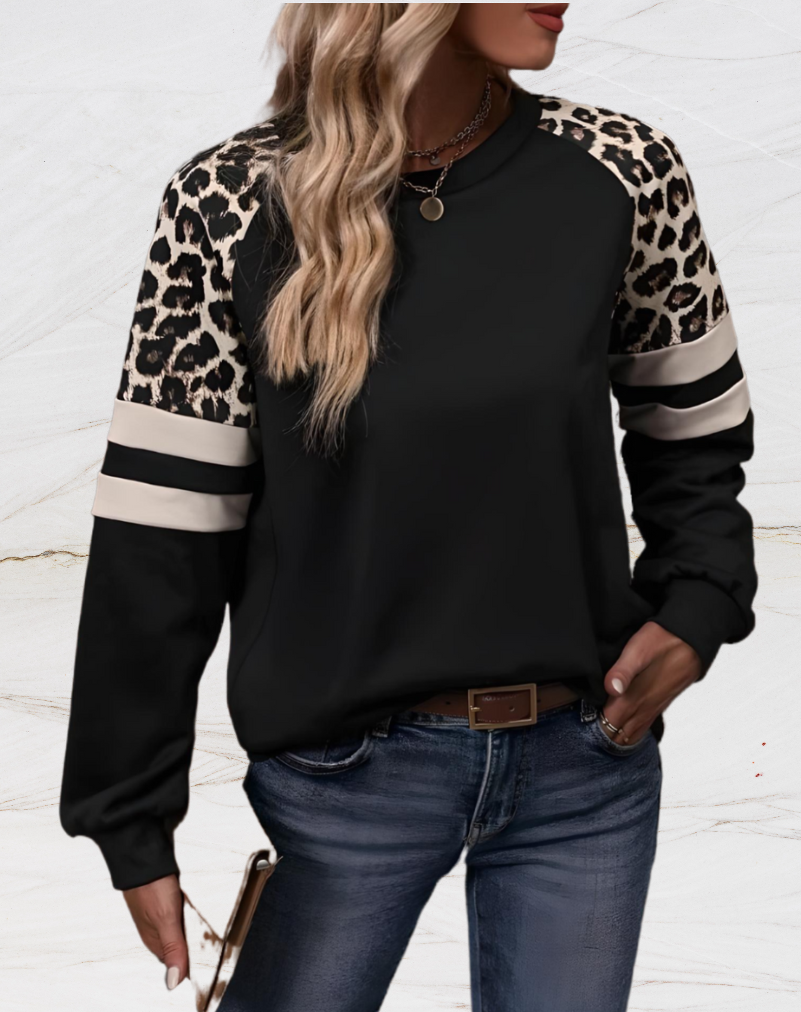 Diana - Oversized Pullover mit Zufälligem Leopardenmuster und Zwei Horizontalen Weißen Linien an den Ärmeln