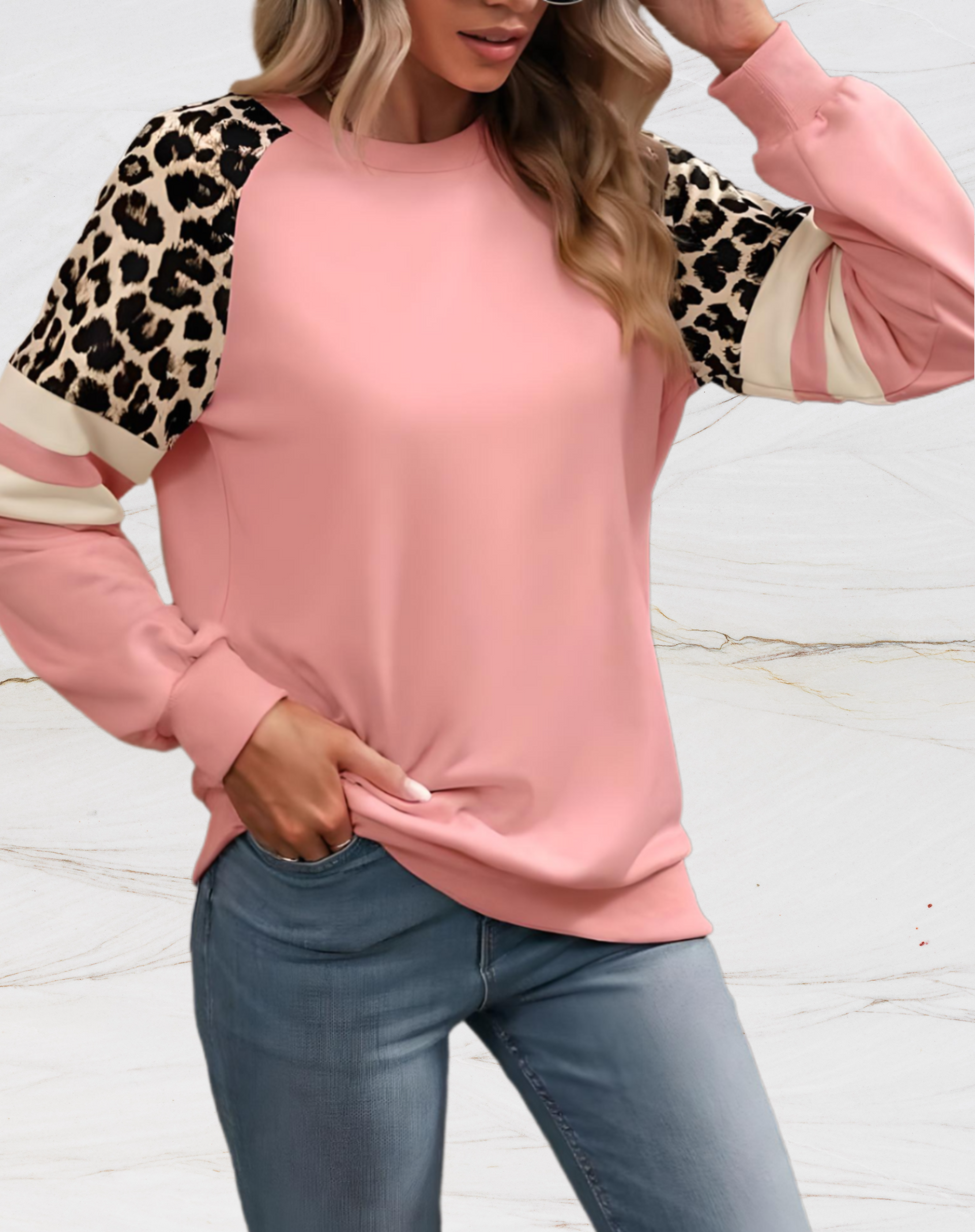 Diana - Oversized Pullover mit Zufälligem Leopardenmuster und Zwei Horizontalen Weißen Linien an den Ärmeln