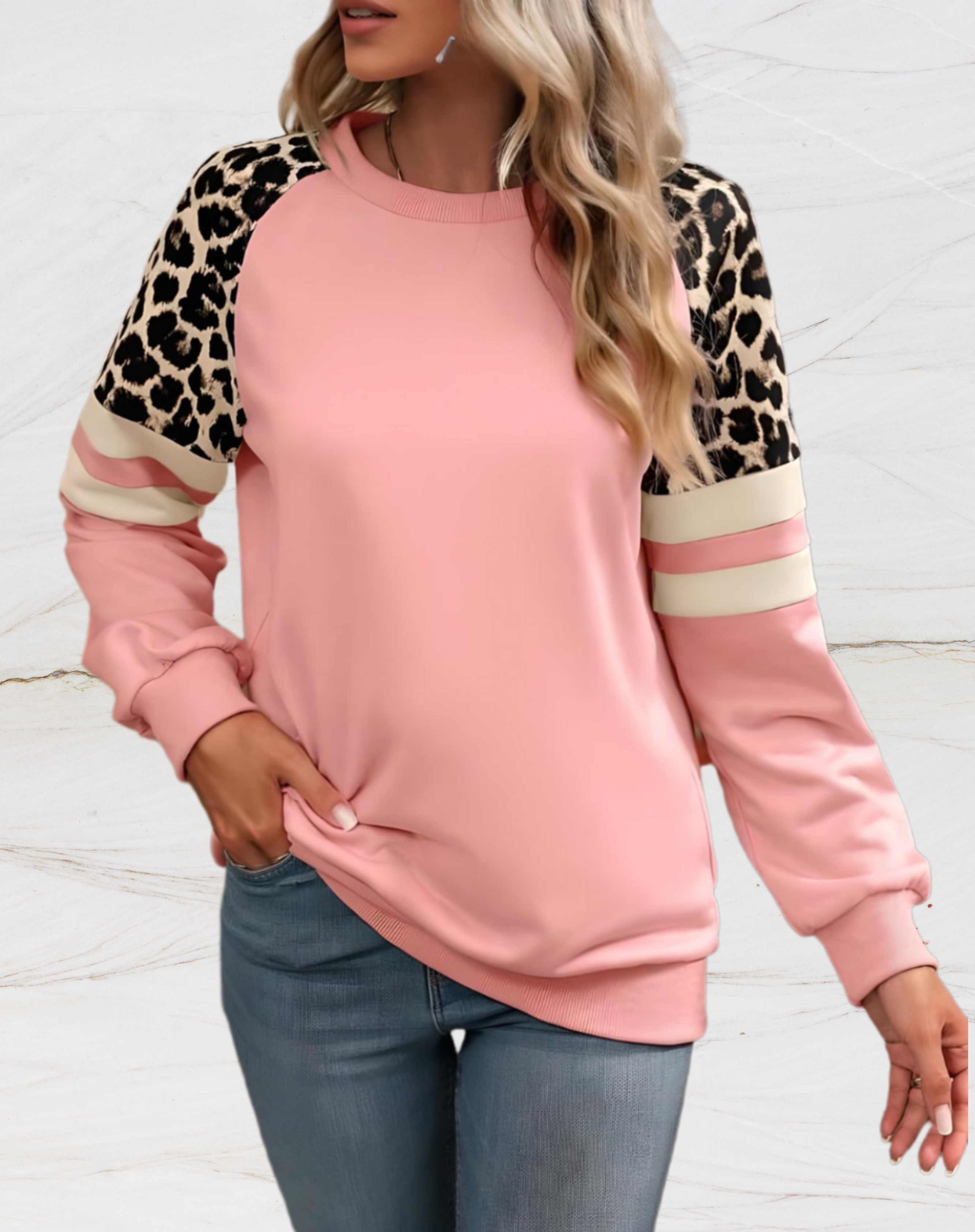 Diana - Oversized Pullover mit Zufälligem Leopardenmuster und Zwei Horizontalen Weißen Linien an den Ärmeln