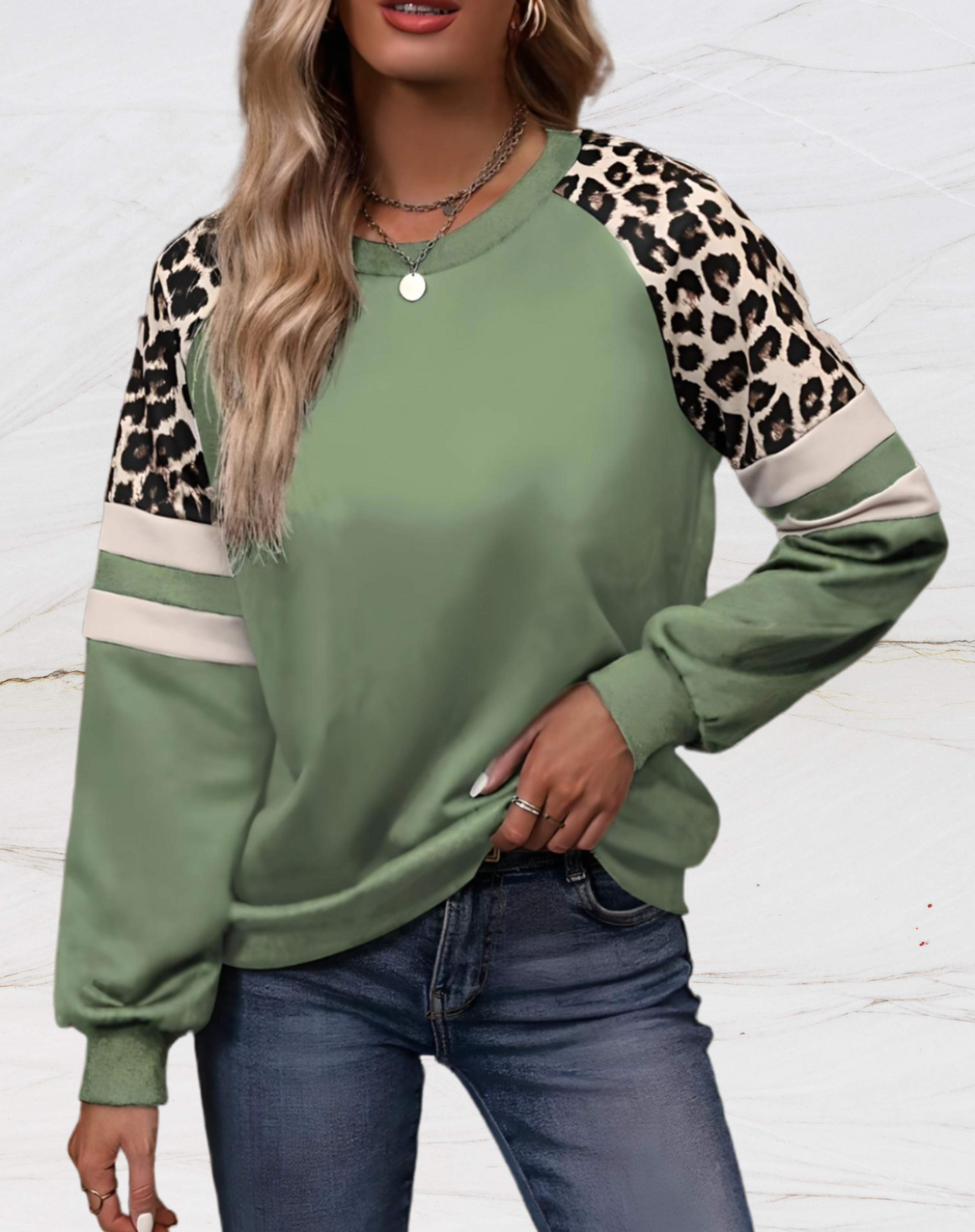 Diana - Oversized Pullover mit Zufälligem Leopardenmuster und Zwei Horizontalen Weißen Linien an den Ärmeln