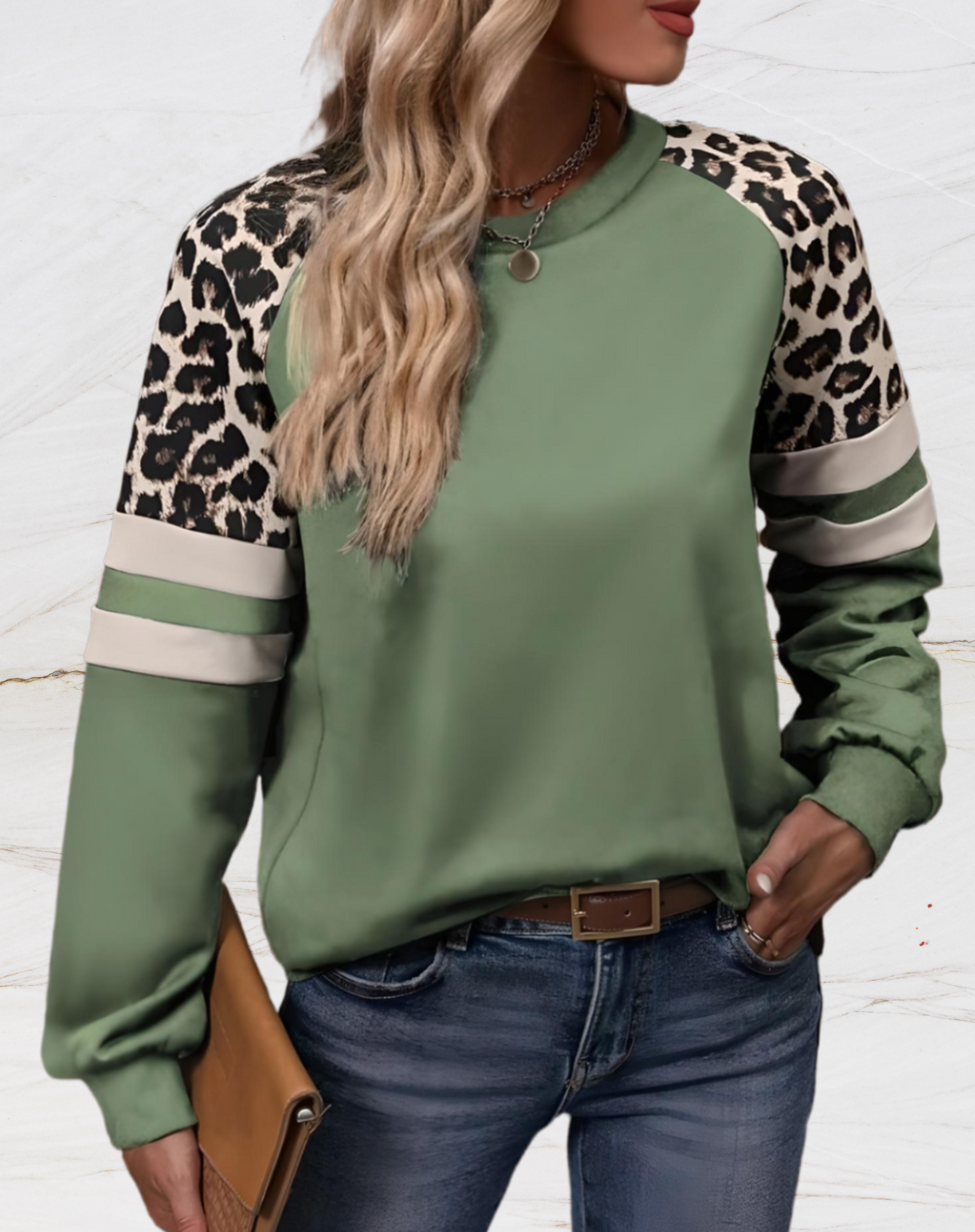 Diana - Oversized Pullover mit Zufälligem Leopardenmuster und Zwei Horizontalen Weißen Linien an den Ärmeln