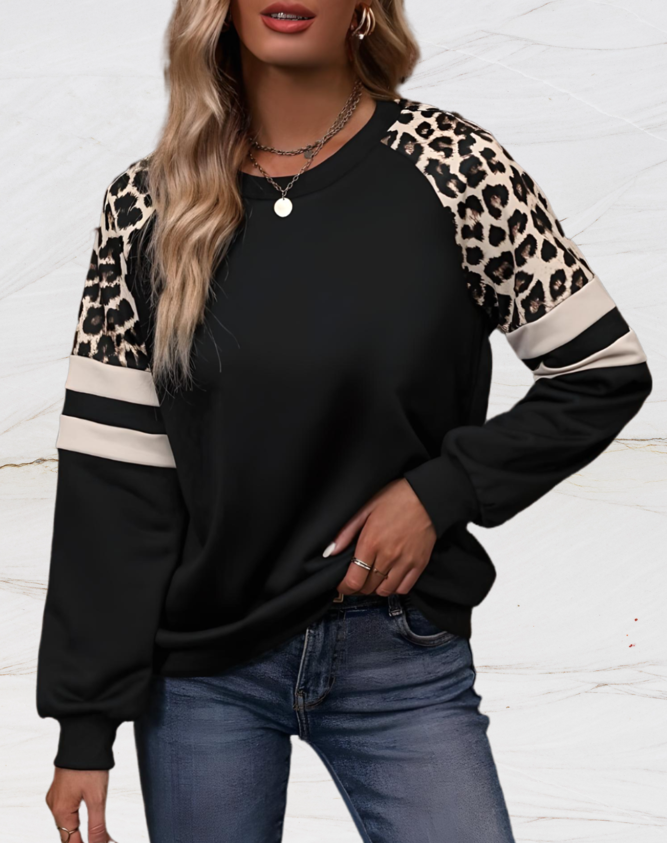 Diana - Oversized Pullover mit Zufälligem Leopardenmuster und Zwei Horizontalen Weißen Linien an den Ärmeln