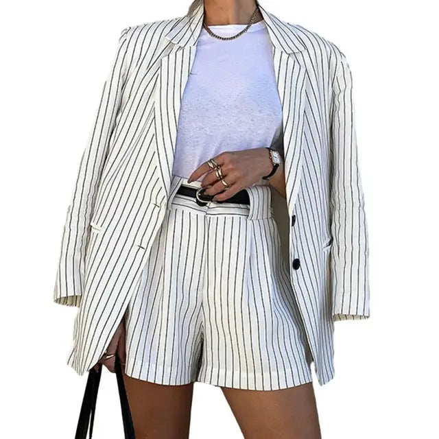 Marlene - Weißer Gestreifter Blazer mit Passendem Shorts-Set für Damen