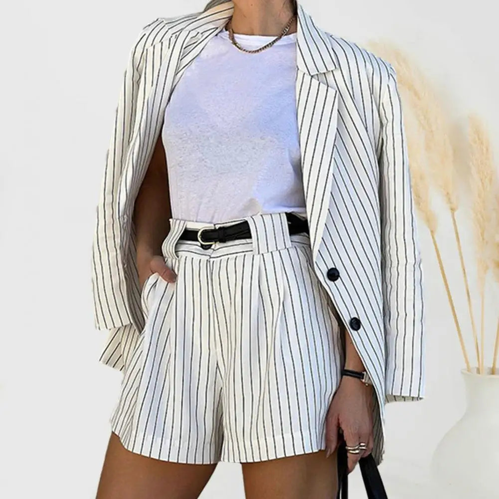 Marlene - Weißer Gestreifter Blazer mit Passendem Shorts-Set für Damen