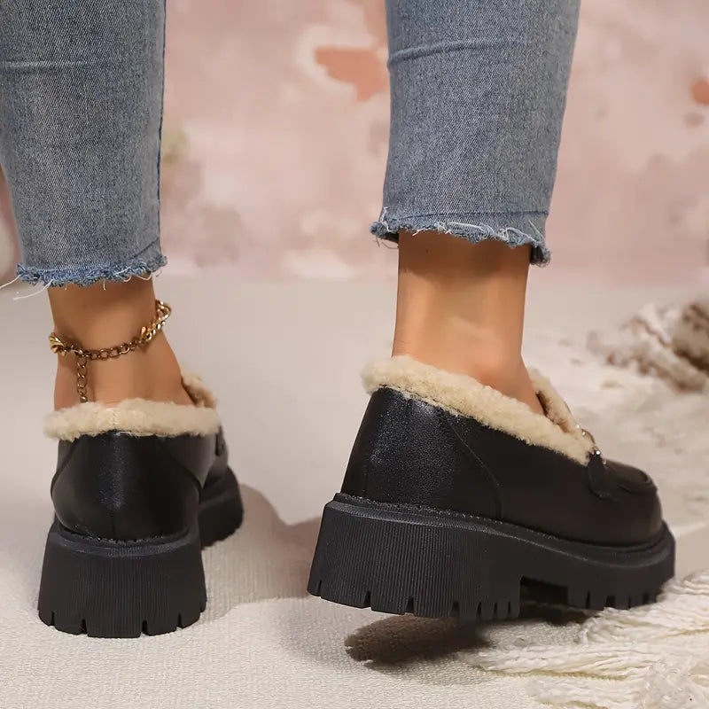 Mia | Modische schwarze Loafers mit Kette für den Frühling